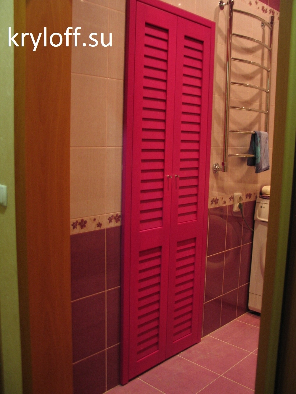 09 Шкаф с жалюзийными дверками в ванной