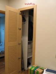 009 Одностворчатая жалюзийная дверь в гардеробную комнату